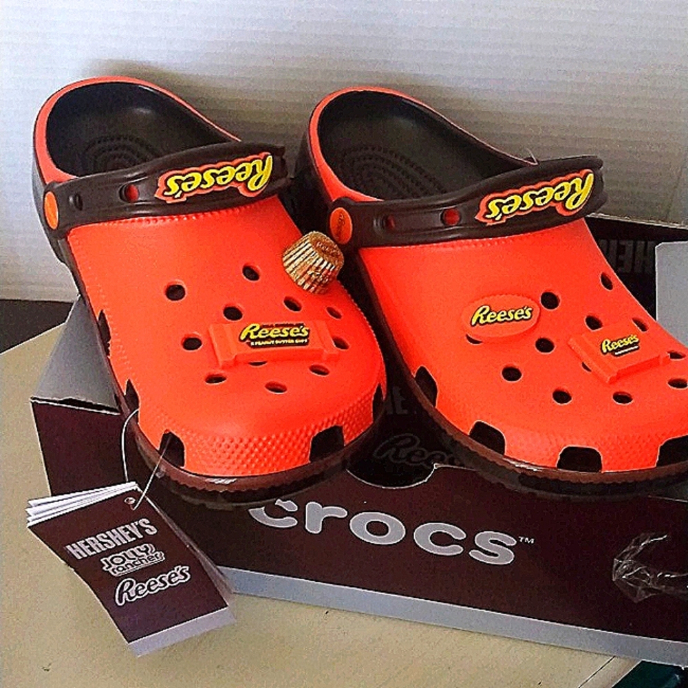 Let's Take a Bite! Crocs classic clog Hershey Reese's Orange Jr 5 EVA NWT No Box - Picture 11 of 13